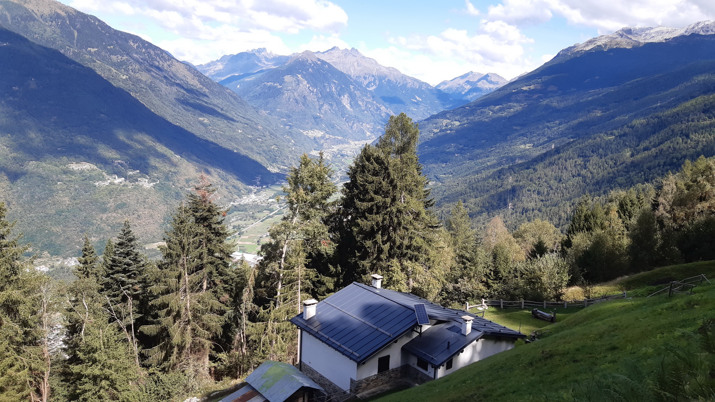 údolie_Valtellina,_v_pozadí_Grosio_a_nad_ním_v_dialke_Cima_Piazzi