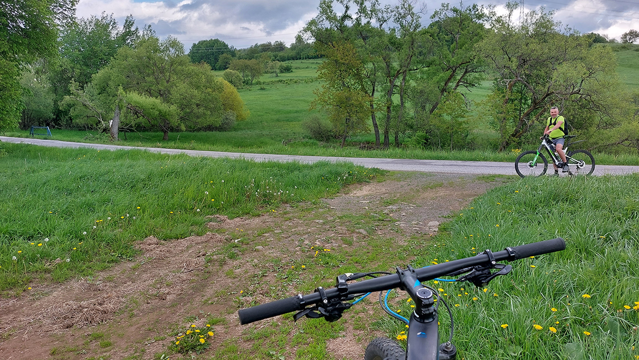 Po_obchvate_kúsok_po_asfalte_a_do_ďalšej_odbočky_z_neho_ma_miestny_znalec_uisťuje,_kade.