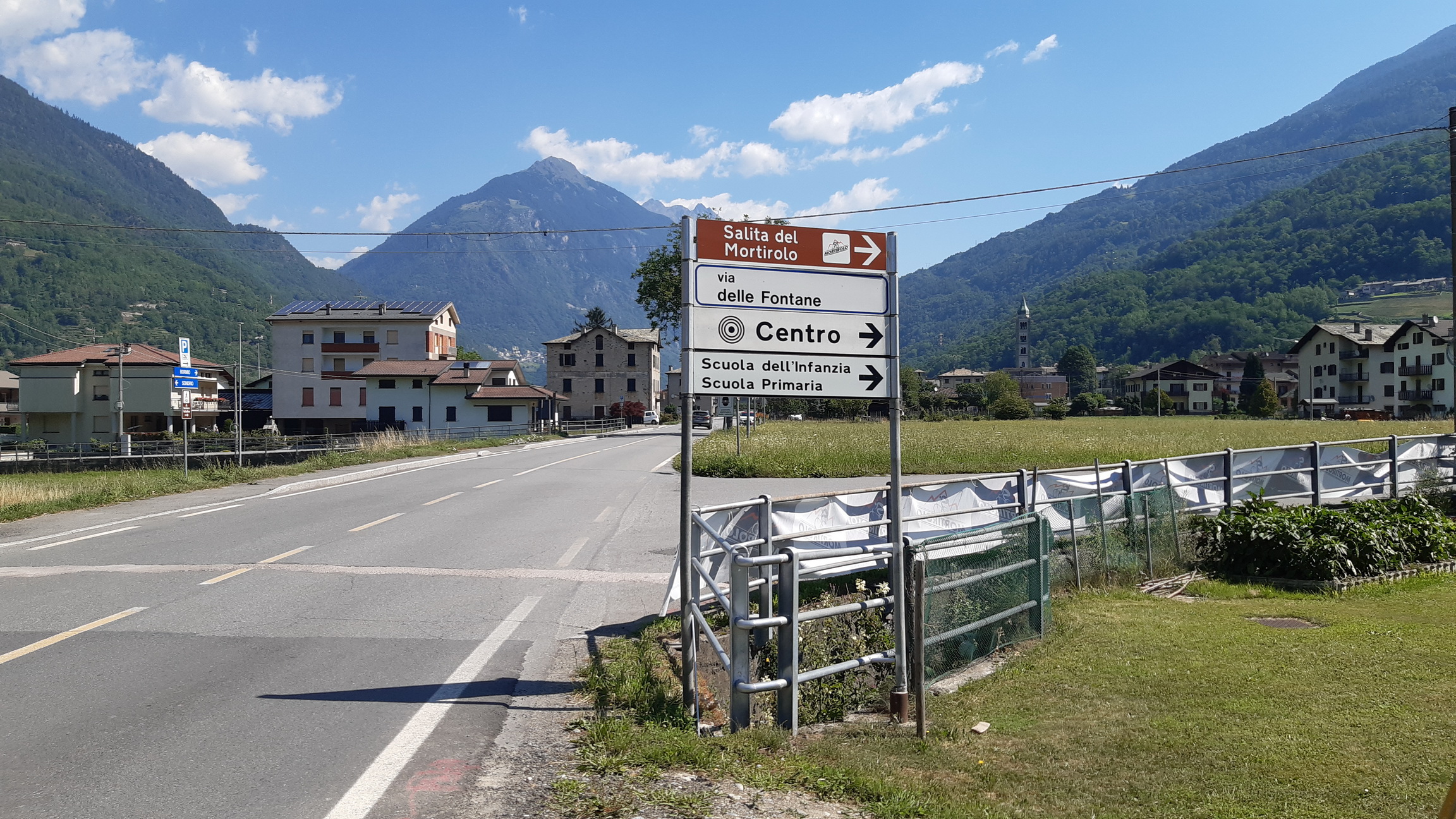 Mazzo_di_Valtellina_a_začiatok_stúpania_na_Mortirolo