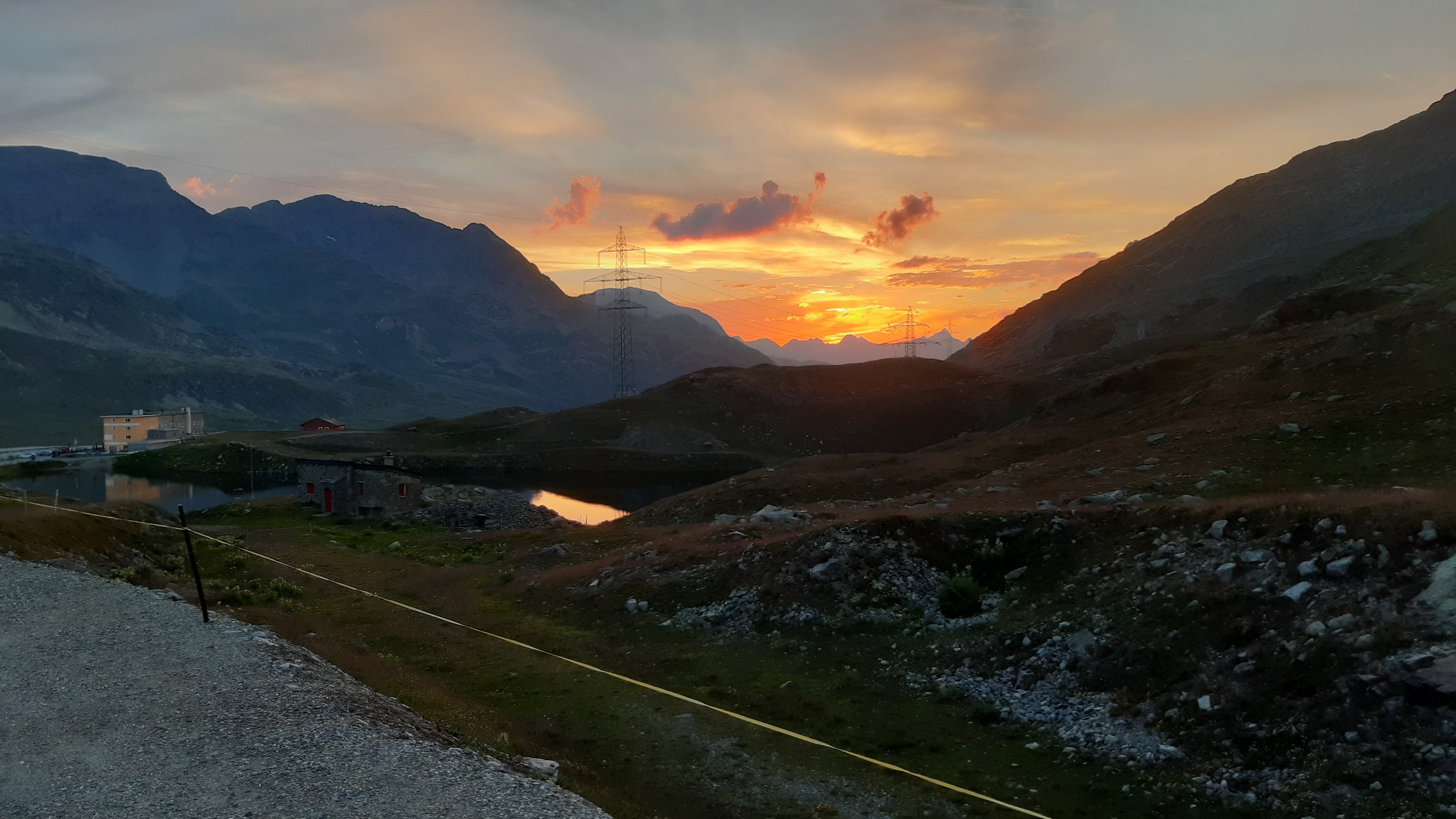 passo_Bernina_západ_slnka_21:10,_zjazd_musím_stihnúť_za_svetla