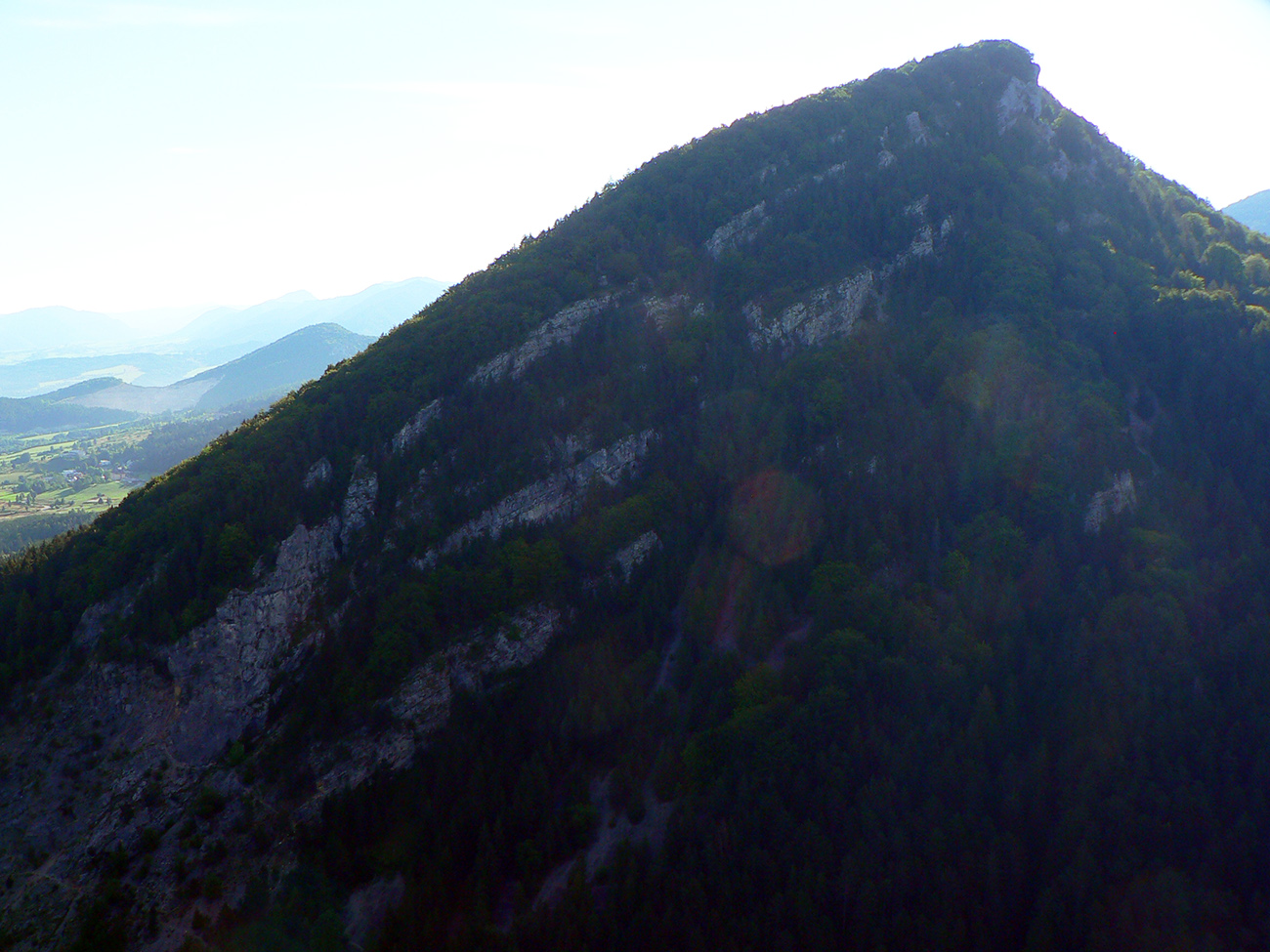 Naproti_pózuje_samozrejme_Hoblík,_len_pre_lepšiu_fotku_sem_treba_prísť_popoludní.