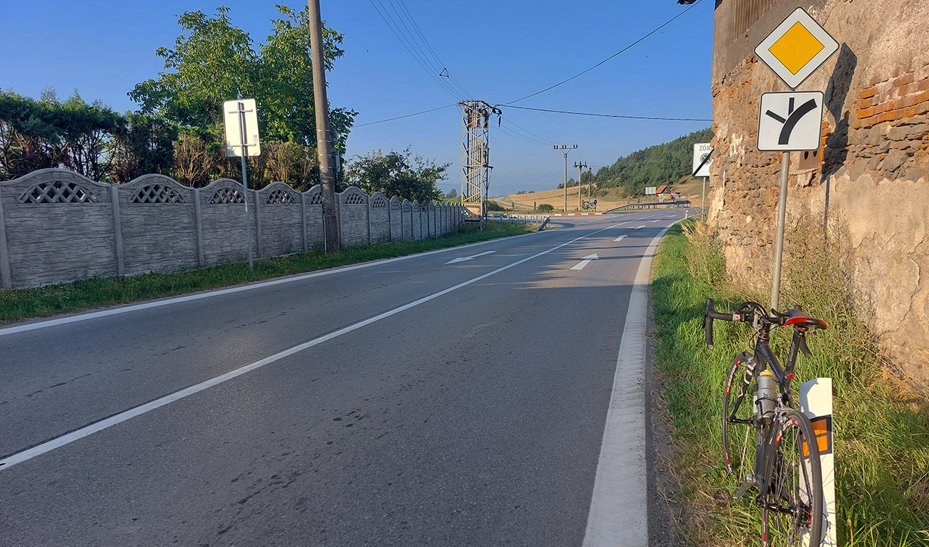 Moškovec: doľava do Teplíc, doprava smer PD po hlavnej, ja stredom. Moškovec:_doľava_do_Teplíc,_doprava_smer_PD_po_hlavnej,_ja_stredom.