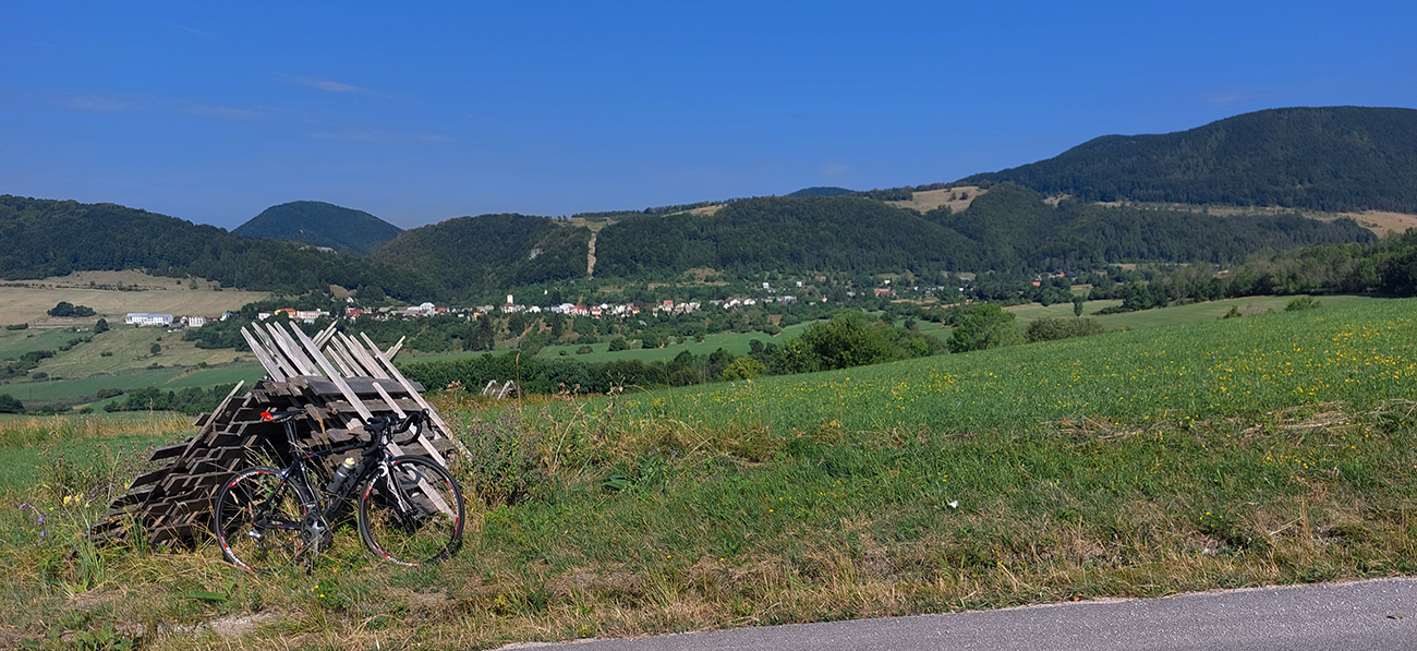 A som hore, ufff: krásne výhľady do Zliechovskej kotlinky... A_som_hore,_ufff:_krásne_výhľady_do_Zliechovskej_kotlinky...