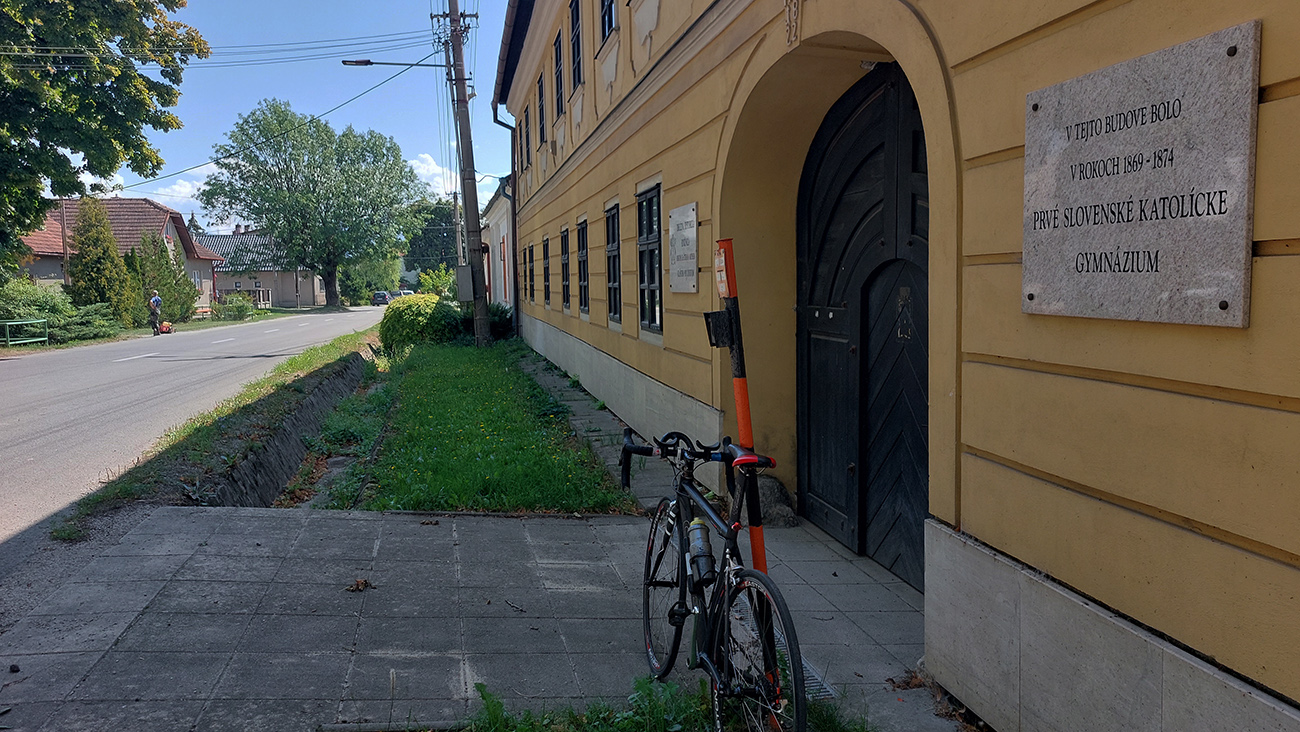 Takmer presne 100 km pri budove jedného z prvých slovenských gymnázií. Takmer_presne_100_km_pri_budove_jedného_z_prvých_slovenských_gymnázií.