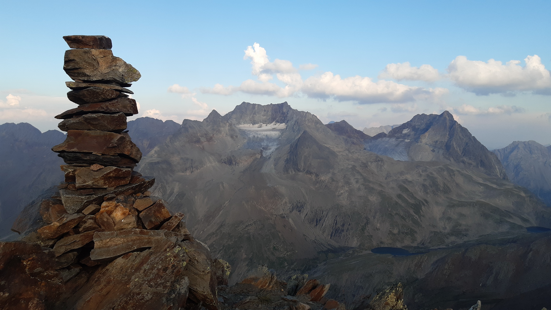 Monte_Vago_3059m._v_pozadí_vľavo_Paradisin_vpravo_Corn_da_Camp