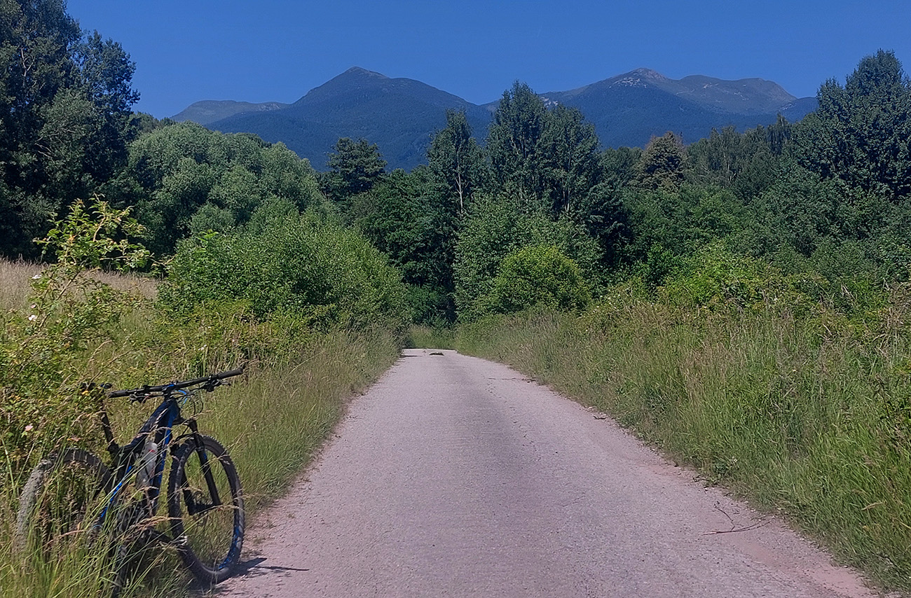 Dole serpentína ku hlavnej a z nej posledný pohľad na Chleb a Kriváň. Dole_serpentína_ku_hlavnej_a_z_nej_posledný_pohľad_na_Chleb_a_Kriváň.