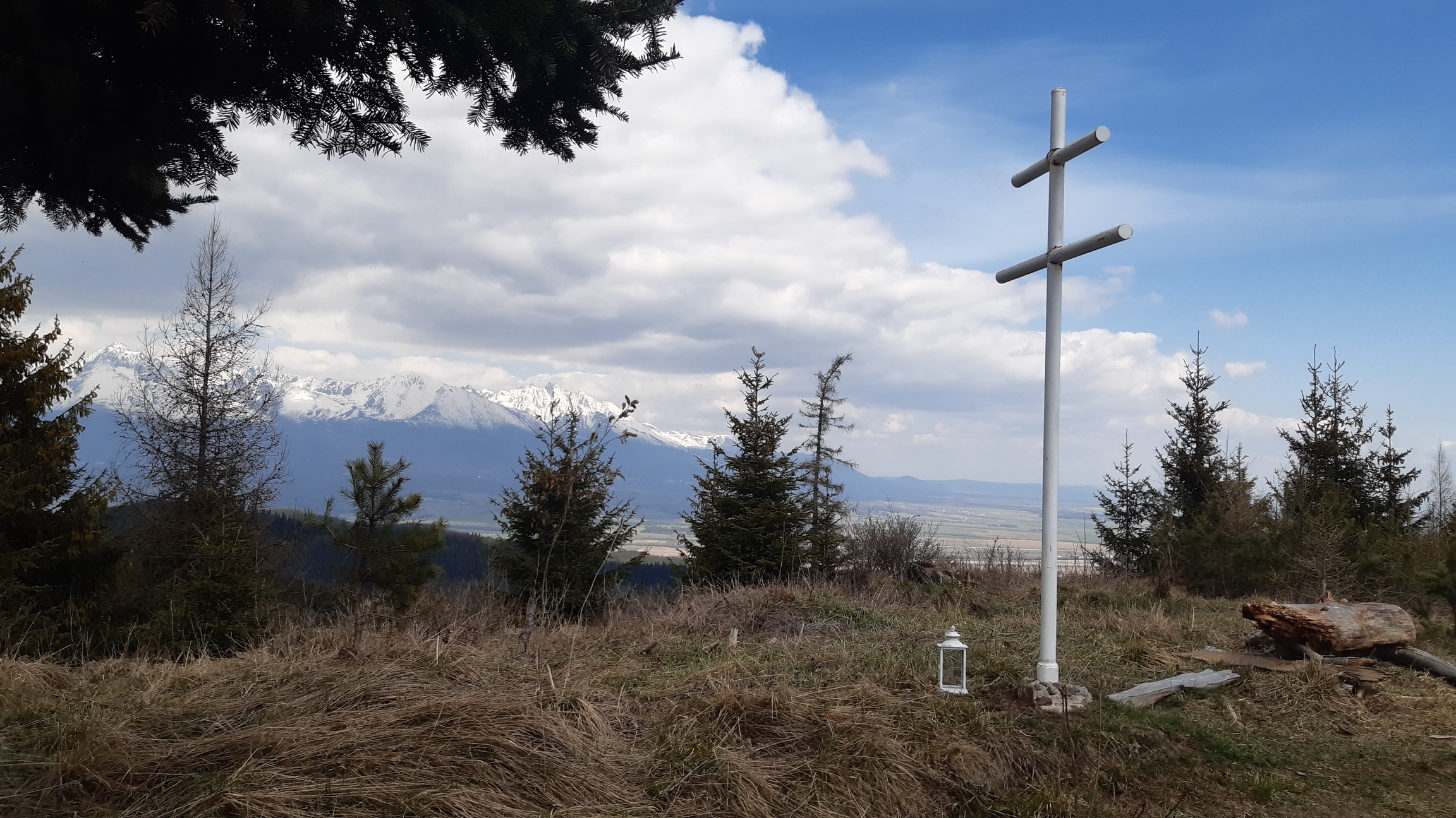Krížový vrch (1100) a výhľad na Tatry Krížový_vrch_(1100)_a_výhľad_na_Tatry