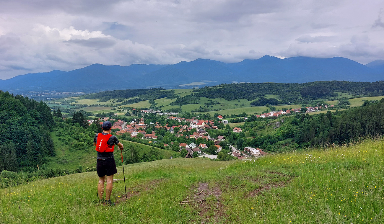 ...na bývalú zjazdovku nad Podhradím. Na ten kopček naproti mierime. ...na_bývalú_zjazdovku_nad_Podhradím._Na_ten_kopček_naproti_mierime.