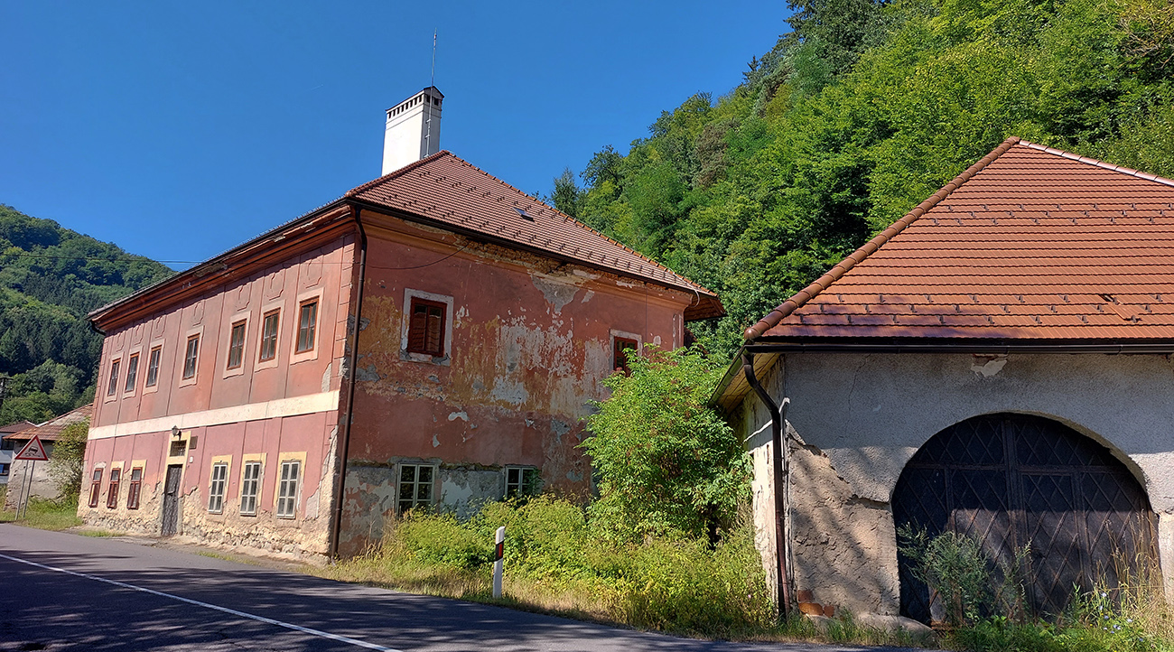 Bývalý zájazdový hostinec a prepriahacia stanica v Kozelníku, priamo pri ceste. Bývalý_zájazdový_hostinec_a_prepriahacia_stanica_v_Kozelníku,_priamo_pri_ceste.