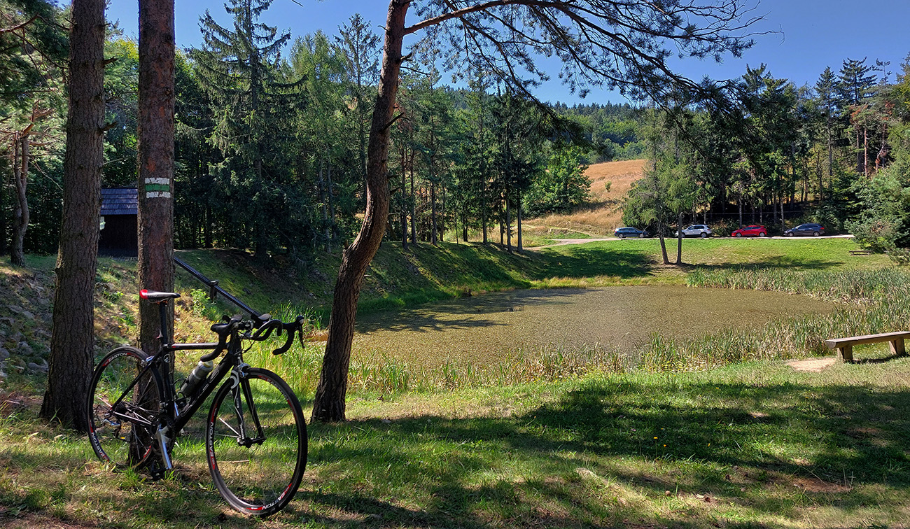 Po prvom stúpaní fotopauza pri tajchu Červená studňa. Po_prvom_stúpaní_fotopauza_pri_tajchu_Červená_studňa.