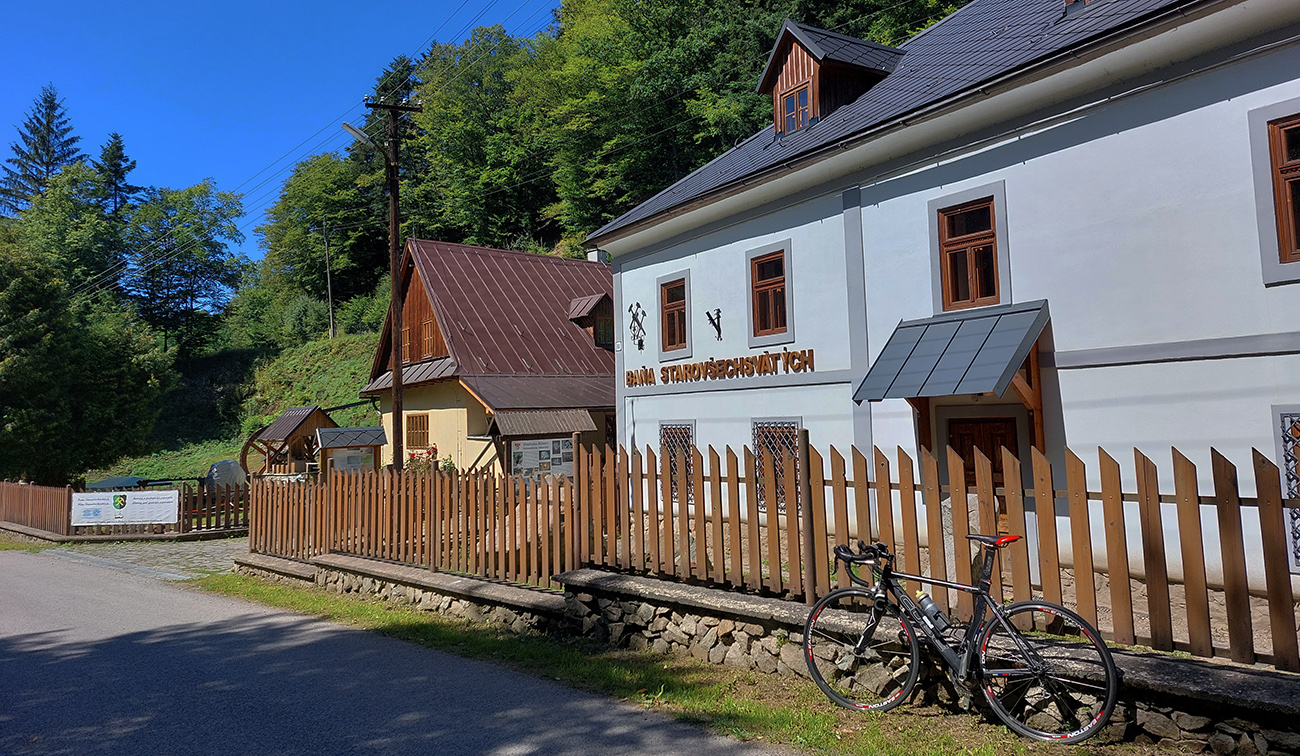 Baňa Starovšechsvätých na hornom konci Hodruše... Baňa_Starovšechsvätých_na_hornom_konci_Hodruše...