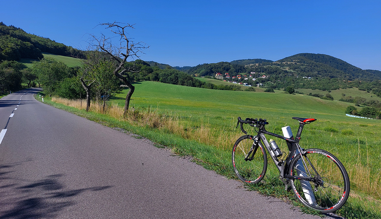 Podhorie na obzore a cesta k nemu sa príjemne vlní. Podhorie_na_obzore_a_cesta_k_nemu_sa_príjemne_vlní.