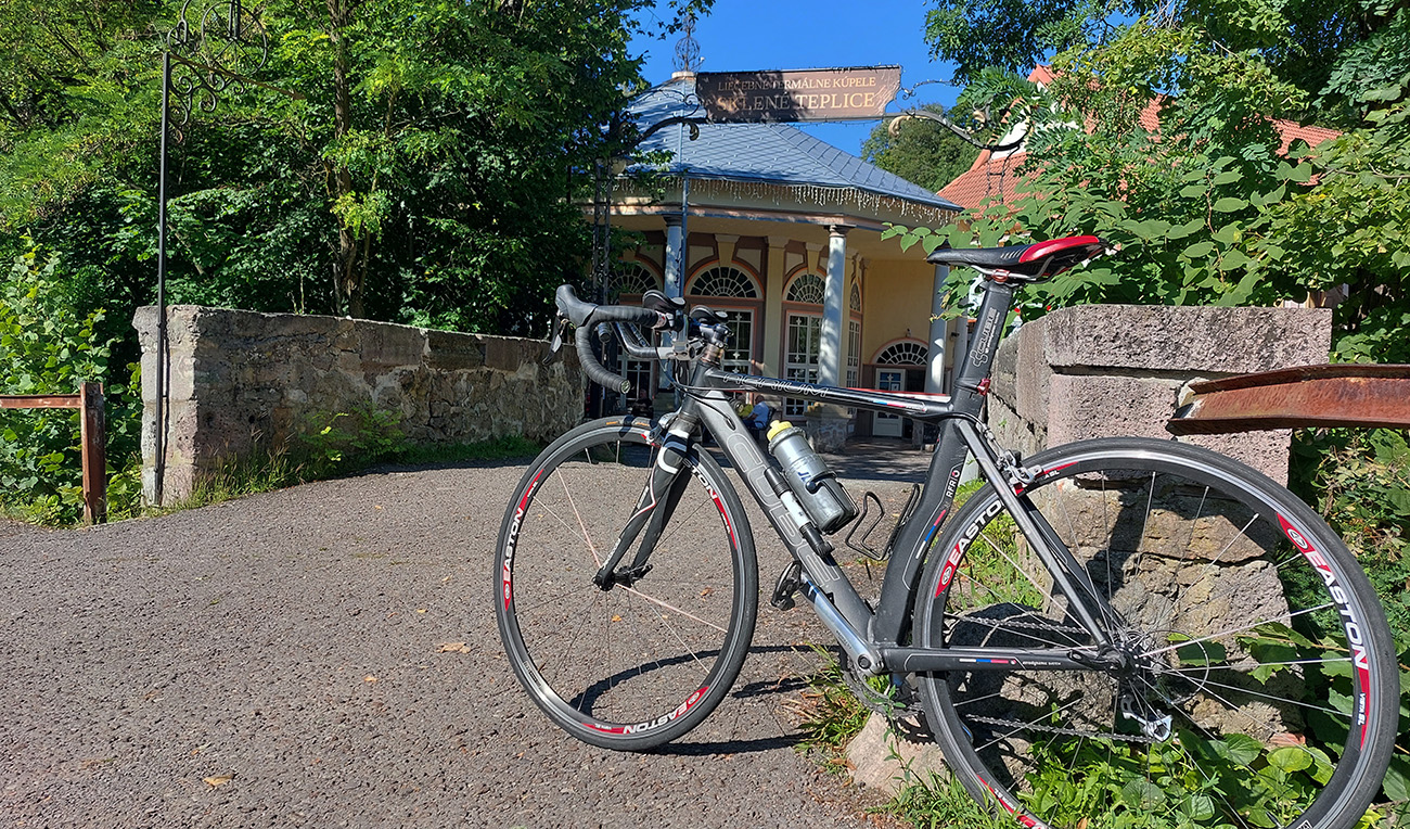 Dole v Sklených Tepliciach samozrejme musí byť fotka s kúpeľmi. Dole_v_Sklených_Tepliciach_samozrejme_musí_byť_fotka_s_kúpeľmi.