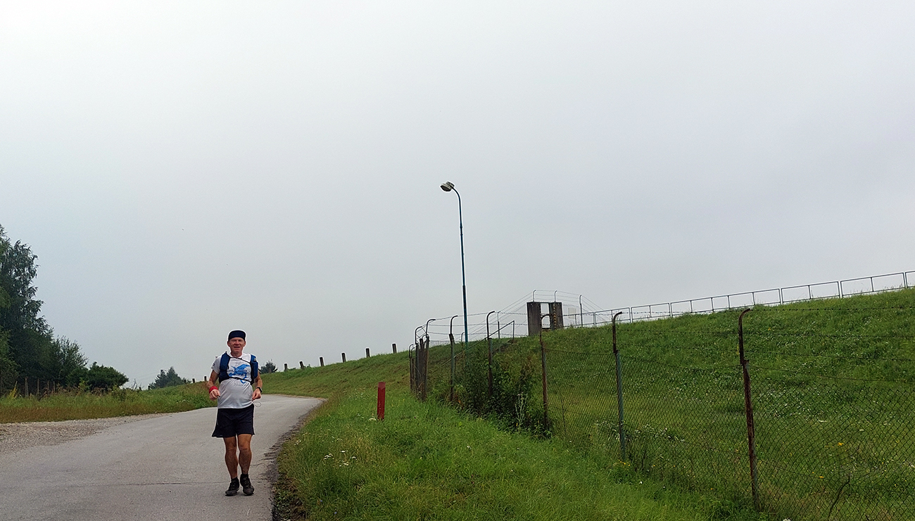 Len_jedna_postava_sa_vynorila_z_hmly_v_protismere.