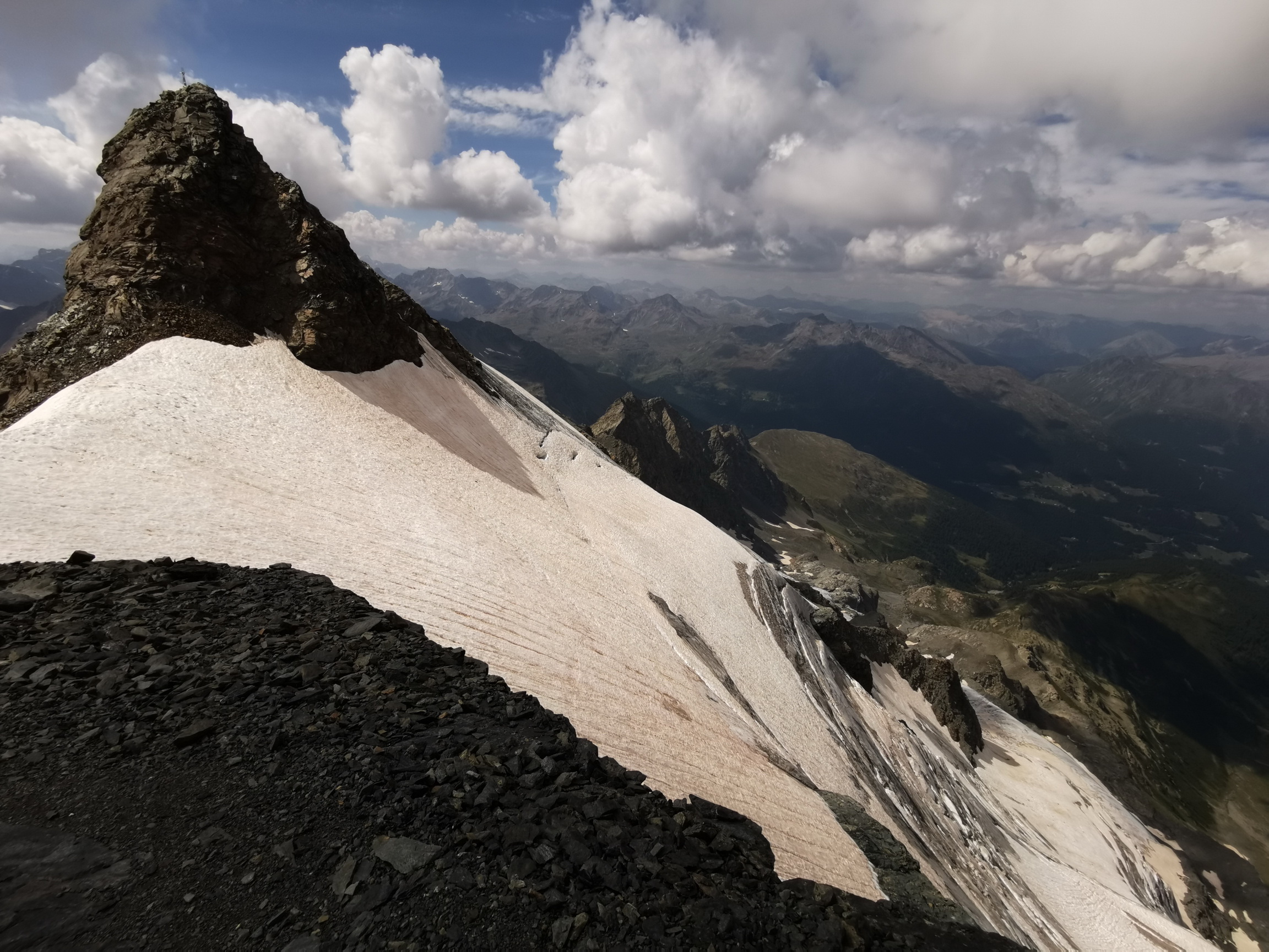 pohľad_na_vrchol_aj_s_padajúcim_ľadovcom