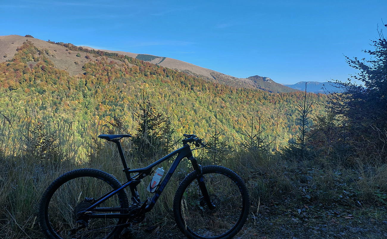 Na konci traverzu: vykukli aj Krížna, Majerova skala, Prašivá. Na_konci_traverzu:_vykukli_aj_Krížna,_Majerova_skala,_Prašivá._