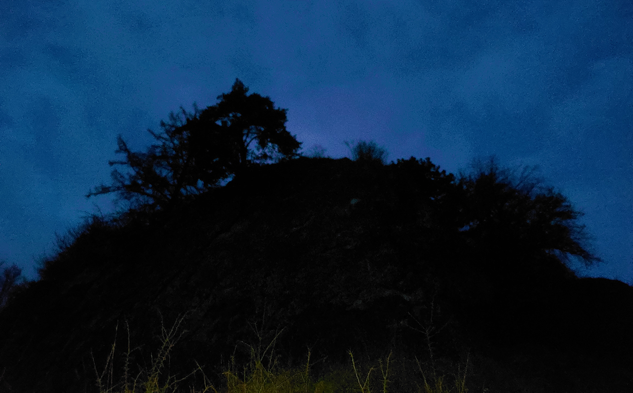 ...a popod sučiansku Skalu už len po hmate a po pamäti. ...a_popod_sučiansku_Skalu_už_len_po_hmate_a_po_pamäti.